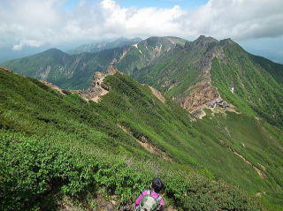 赤岳山頂下よりみる横岳から硫黄岳への稜線