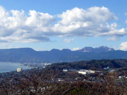 右から箱根神山、駒ヶ岳、双子山、愛鷹山はその裏側です。透視術を得なければなりません