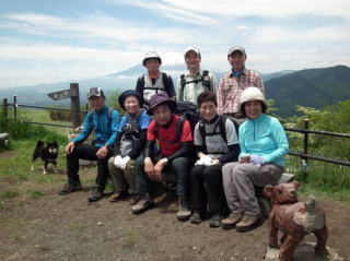 大野山にて記念写真に納まる今回のオールスター