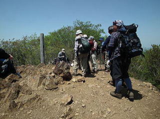 滝子山山頂、思ったより登山者も少なく静かな山頂でした