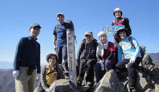 乾徳山（岩場の狭い山頂にて食事を済ましたら次のパーティに席を譲ります