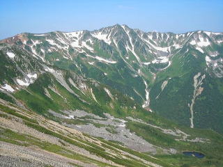 縦走路から望む水晶岳と五郎池