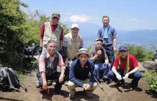 丸鉢山で富士山をバックにﾊｲ・ポーズ