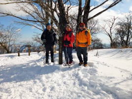 山頂での記念写真　積雪は平らな部分で３０センチ位