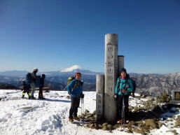 塔ﾉ岳山頂　富士山をバックに記念撮影