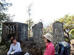 鋸尾根の２つ目の鋸歯の上には天聖神社と石像