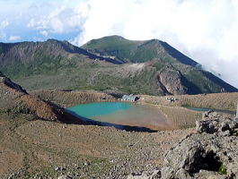 御嶽山山頂からの北側山頂部を望む