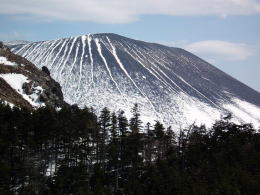 雪の縞模様が印象的な浅間山