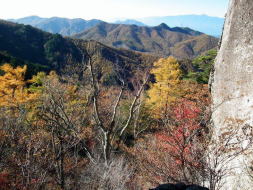 カンマンボロンから見た風景　中央奥に見える茅ヶ岳と右奥に南アルプスの山々