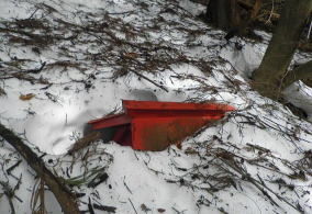 やがて４月だというのに登山道は深い雪で覆われ、山の神は赤い屋根だけ見えていた