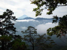 富士山と三つ峠　前面の山並みは本社ヶ丸