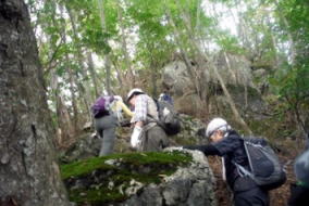 ほっとしたのも束の間　大岩の登りです