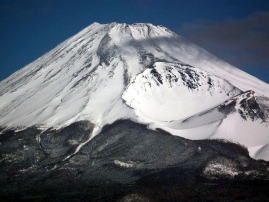 宝永噴火口（右）、噴火口上部にあるジグザグの登山道は富士宮登山コース