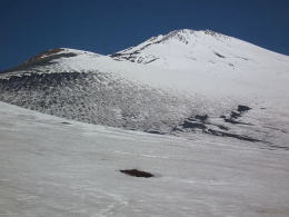 左のピークが宝永山（2693m)です