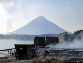 山川砂むし温泉越しに見る開聞岳の全容