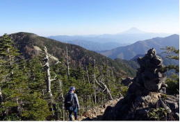 累々と国師ヶ岳、金峰山へ続く峰々