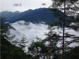 北岳展望台より　雲の下は南アルプス登山口の芦安村です