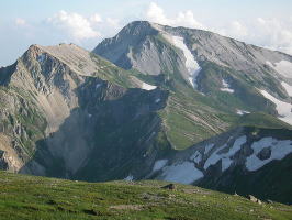 山荘からの白馬三山の白馬鑓ヶ岳（奥）と杓子岳（左）