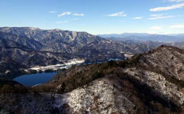 仏果山展望台から半原高取山を見る　紺碧色の湖水が神秘的に見える