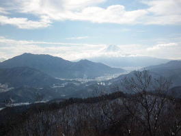 山頂から富士と杓子山　中央低いのが倉見山です