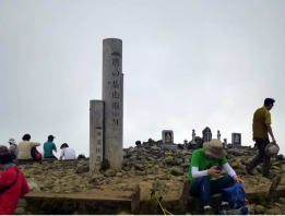 塔ﾉ岳山頂1491ｍ、標高1300ｍ以上（花立山荘より上）では26℃位で少しは涼しくなる