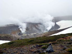 登山道左手（北側）の噴気孔　ごうごう音を立てている