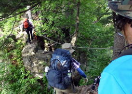 奥胎内ヒューッテに下る尾根道は厳しい