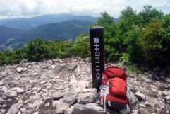 コースタイム３時間３０分の所、４時間かかってしまう　西峰飯士山山頂