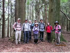 二本杉峠でハイポーズ　江戸時代の旅人もここで一休みしたのかな？