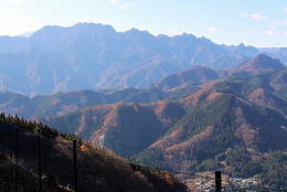 下山の尾根から両神山（深田久弥の百名山）