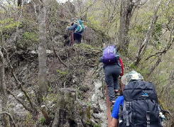 緊張感のあるガレ場を通過して、先ずは同角の頭を目指す