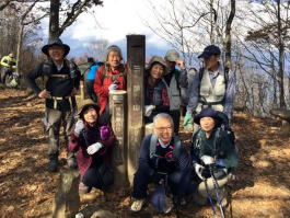 三頭山山頂で記念撮影