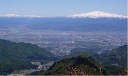 天童市内、月山