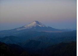 朝焼けに富士山　今年は雪が少ない