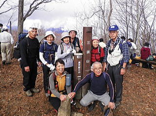 三頭山の山頂