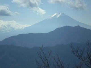 浜立尾根からの富士山、手前の山は三つ峠